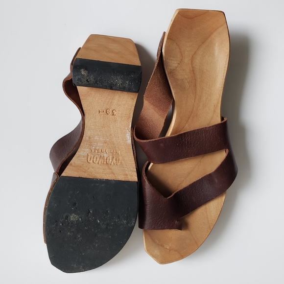 Cydwok | Leather Thong Wooden Sandals - Picture 7 of 12